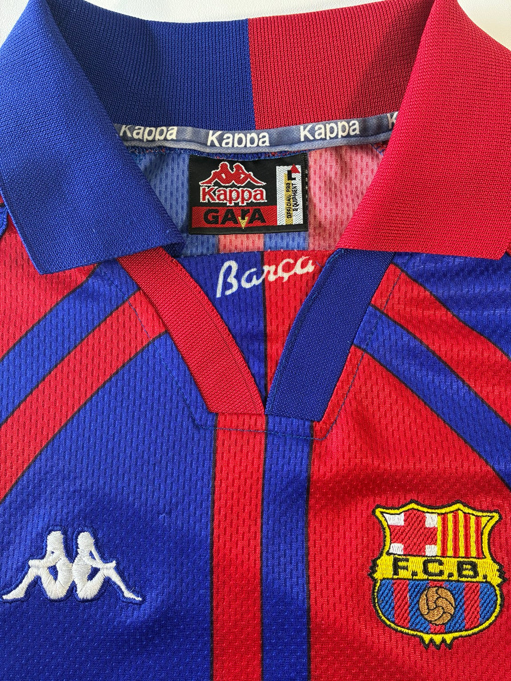 Kappa size Large neck tag and FC Barcelona crest detail on 1997/98 home shirt