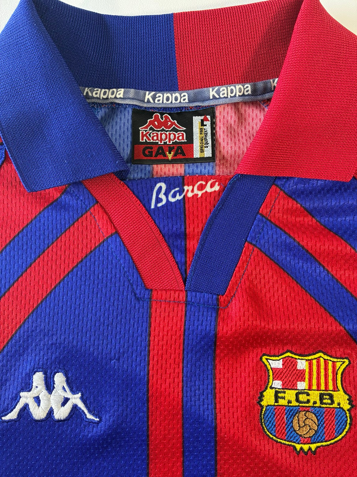Kappa size Large neck tag and FC Barcelona crest detail on 1997/98 home shirt