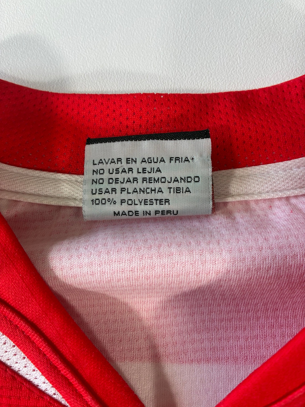 Made in Peru care label detail on 2005/06 Estudiantes de Mérida Walon home shirt