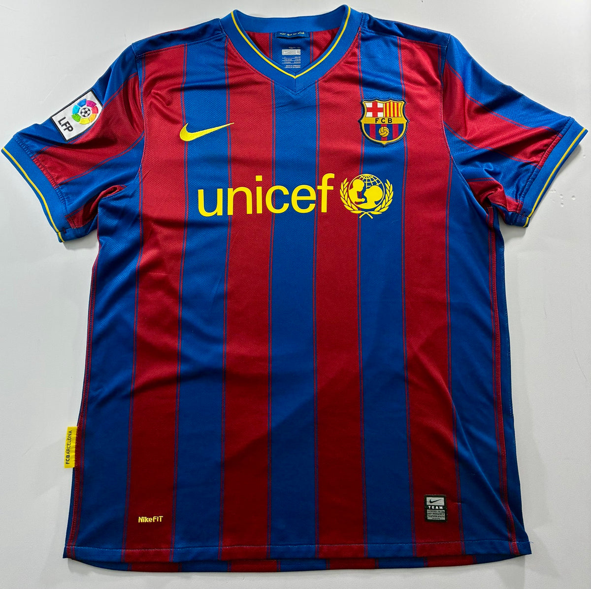 Barcelona 2009/10 Messi Large shirt detail