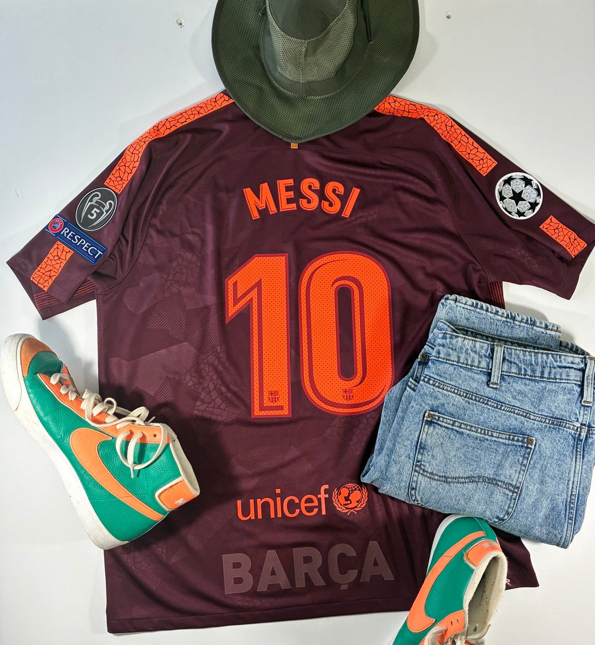 Lifestyle photo of Lionel Messi 2017-18 FC Barcelona third UCL jersey, size XXL, back view